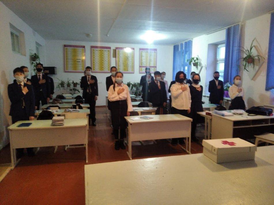 Оқушыларды патриоттық рухта, биік адамгершілік құрметке тәрбиелеуді Қазақстан Республикасының мемлекеттік рәміздерінен бастаған абзал.