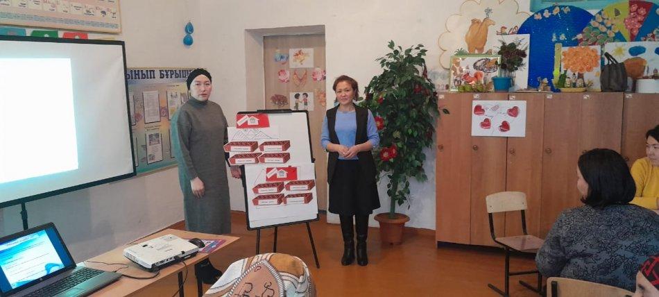 Мектепте "Ашық есік" айлығы кезінде  бастауыш сынып мұғалімі Жарасова Асель 3"Б"сыныбында «Жақсы бала ата-ана қуанышы» тақырыбында ата-аналармен тренинг өткізді.