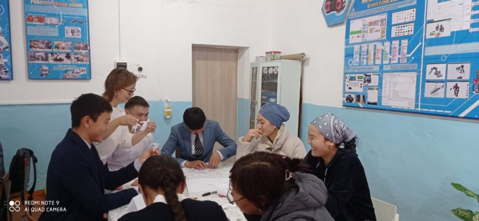 «Ашық есік» айлығы өткізу  кезінде  11 «А» сынып жетекшісі Г.Абдувалиева  құзіретті тұлға қалыптастыруда оқытудың жаңаша тәсілдерін пайдалану арқылы мұғалім мен ата-ананың рөлін арттыру.