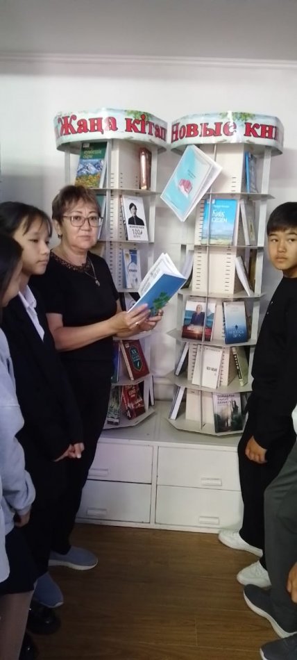 Оқушыларға ең алдымен «Кітапхана ісі» факультетін таңдауға,кітапханашының қызметімен танысып, бағыт-бағдар беру мақсатында аудандық орталық кітапханаға экскурция жасадық.