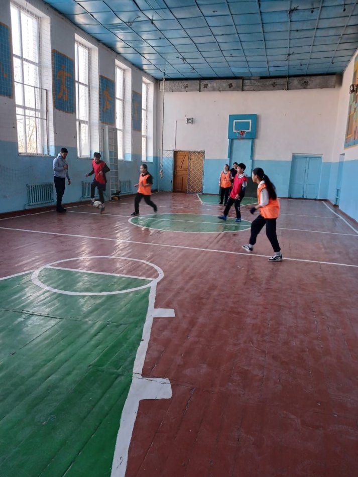 Қысқы каникул кезіндегі жоспарға сәйкес футбол және қол добы ( гандбол ) ойыны өткізілді