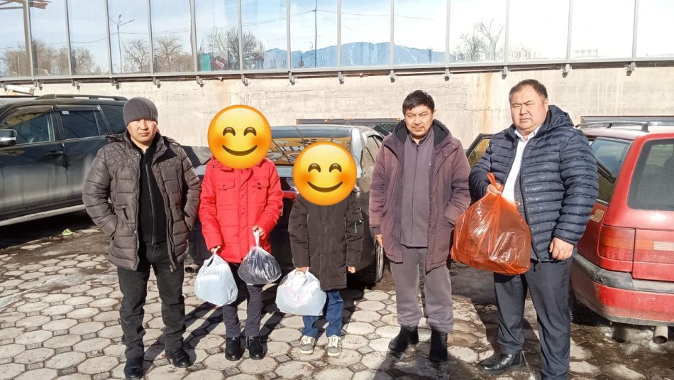 #4 Тілеміс батыр жалпы орта білім беретін мектебінде көмекке мұқтаж, азқамтылған 2 отбасынан 3 білім алушыға қыстық сырт киім және қыстық аяқ киім демеуші арқылы алып берілді.
