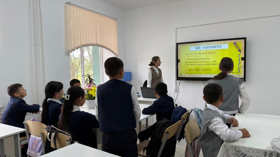 " Funny English" тақырыбында сыныптан тыс ойын түріндегі сабақ өтті